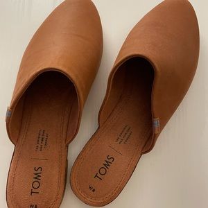 NWT Toms Jutti leather Mules in tan Size 8